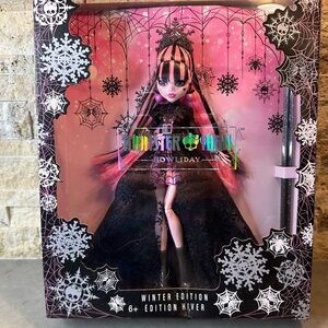 Monster High Howliday Draculara Doll Winter Holiday 2022 Limited Edition Figure